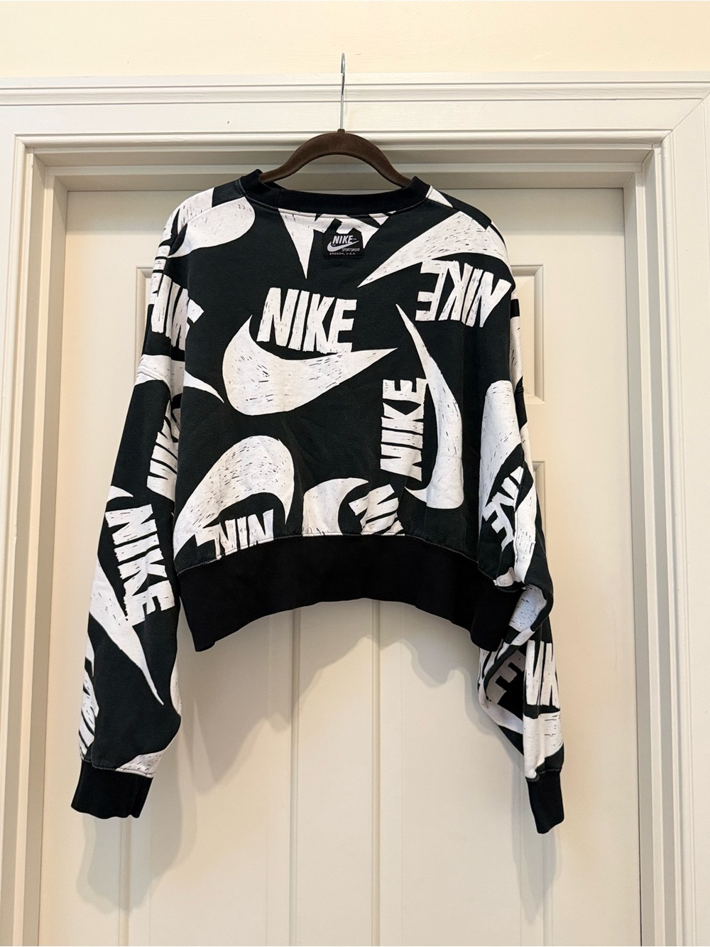 Nike Sportswear Crew oversized cropped sweatshirt - small / black & white - Picture 3 of 9